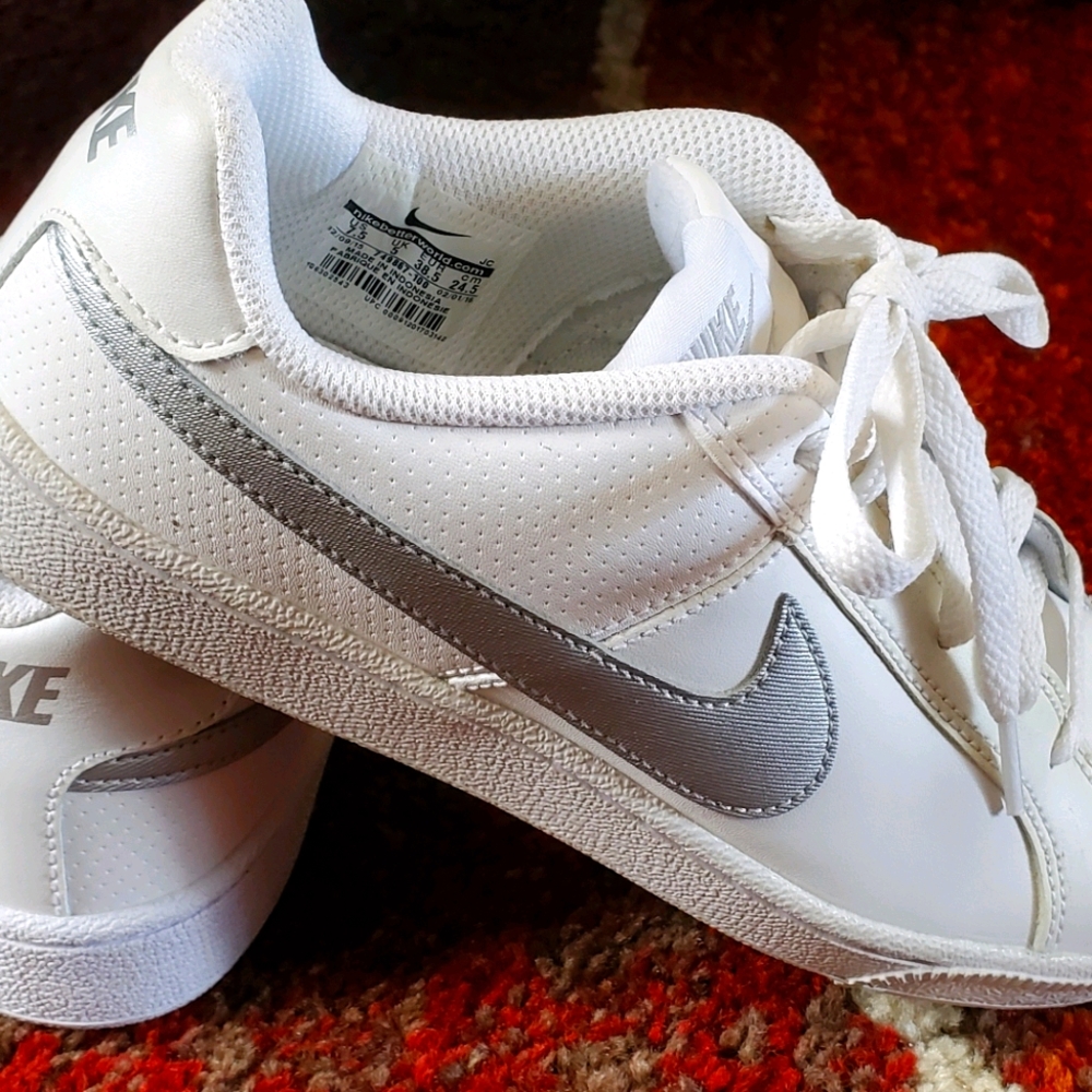 Nike Court Royale